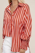 Cargar imagen en el visor de la galería, Pleated button down shirt
