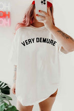 Cargar imagen en el visor de la galería, VERY DEMURE GRAPHIC TEE
