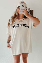 Cargar imagen en el visor de la galería, VERY DEMURE GRAPHIC TEE

