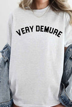 Cargar imagen en el visor de la galería, VERY DEMURE GRAPHIC TEE
