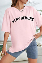 Cargar imagen en el visor de la galería, VERY DEMURE GRAPHIC TEE
