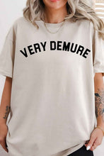 Cargar imagen en el visor de la galería, VERY DEMURE GRAPHIC TEE
