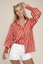 Cargar imagen en el visor de la galería, Pleated button down shirt
